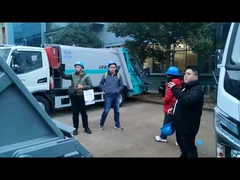 Les clients visitent l'usine pour tester le camion à ordures comprimé